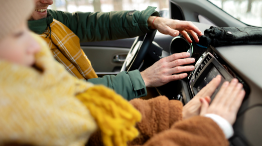 nahaufnahme-einer-familie-die-mit-dem-auto-reist