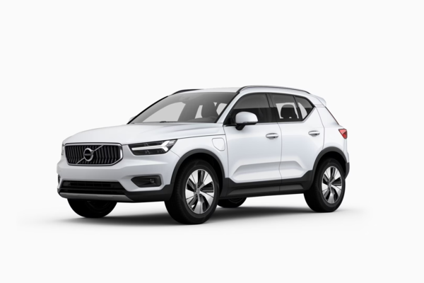 Weißer Volvo XC40 B4 von vorne: kompakter SUV mit modernem Design und effizientem Benzinmotor.