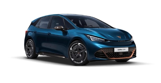 Blauer Cupra Born mit sportlichem Design und elektrischer Performance.