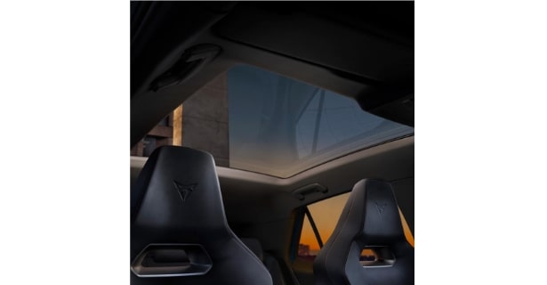 Blauer Cupra Born mit sportlichem Design und elektrischer Performance.