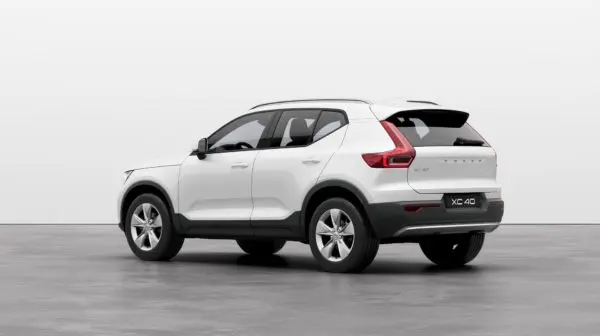 Weißer Volvo XC40 B4 von hinten: kompakter SUV mit modernem Design und effizientem Benzinmotor.